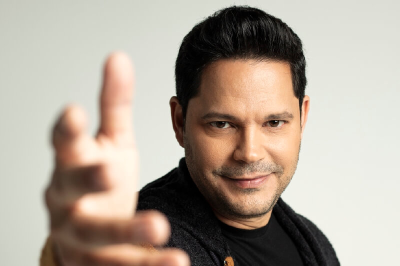 Rey Ruiz y su media mitad en la salsa
