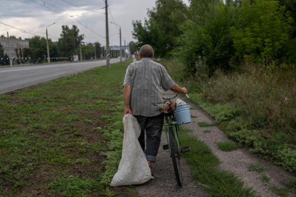 Subidos en sus bicicletas, los ancianos en Ucrania se niegan a ceder ante el caos