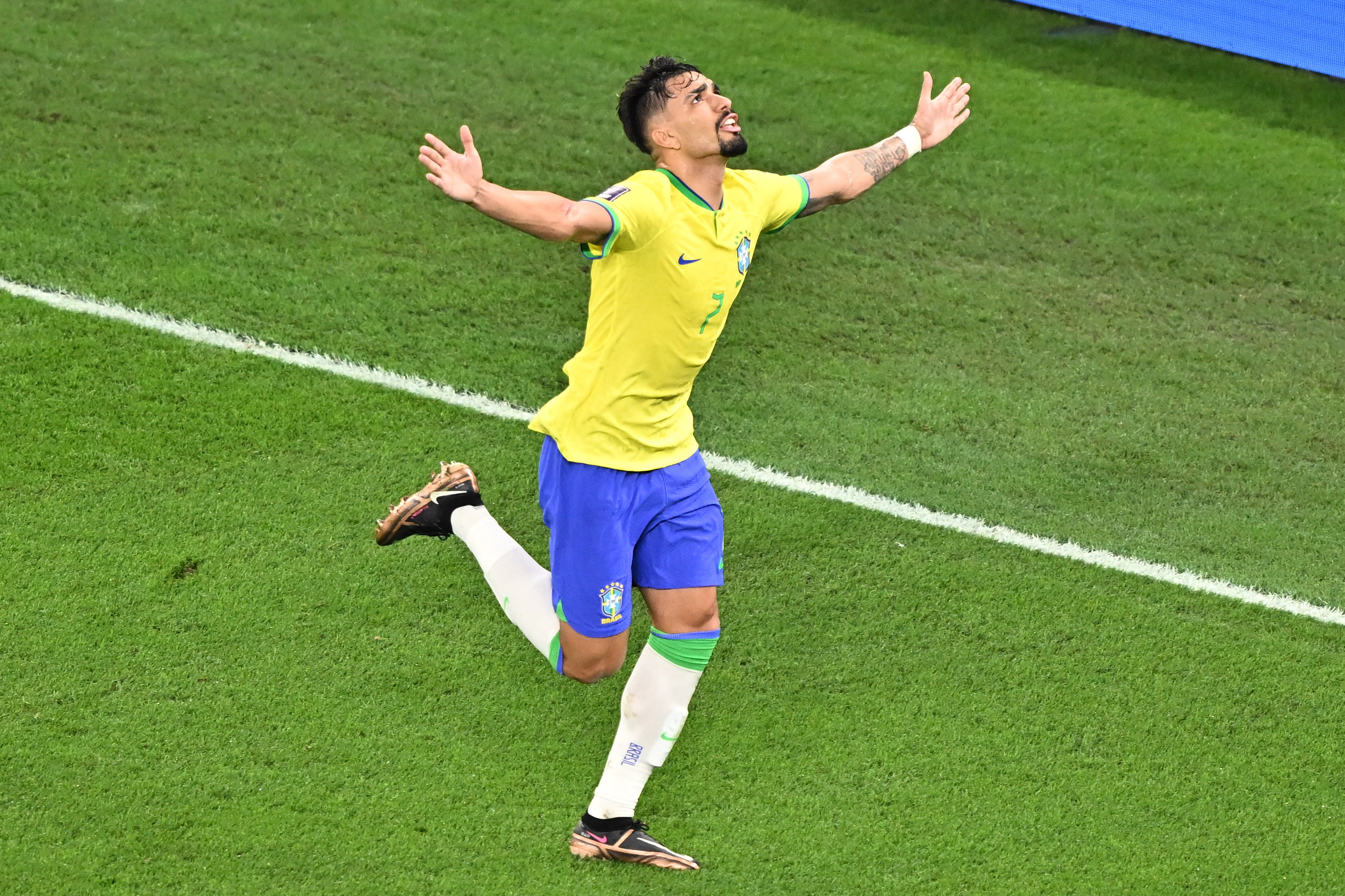 Doha (Qatar), 05/12/2022.- Lucas Paqueta of Brazil celebrates scoring the 4-0 goal during the FIFA World Cup 2022 round of 16 soccer match between Brazil and South Korea at Stadium 974 in Doha, Qatar, 05 December 2022. (Mundial de Fútbol, Brasil, Corea del Sur, Catar) EFE/EPA/Noushad Thekkayil