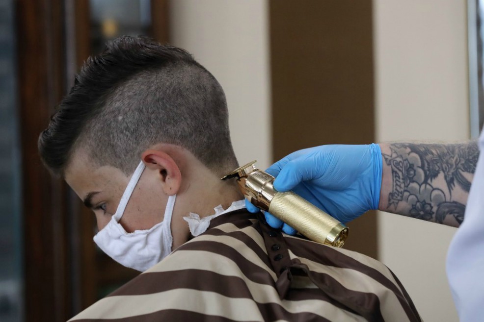 Peluquerías, salones de belleza y barberías podrán operar con cita previa