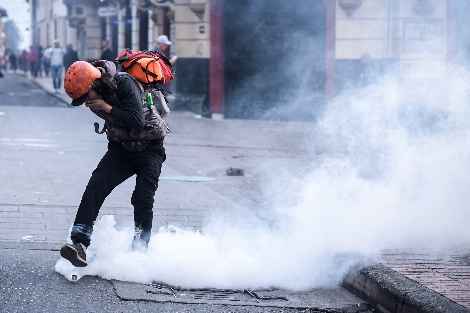 El gas afectó a reporteros, transeúntes, y manifestantes por igual.