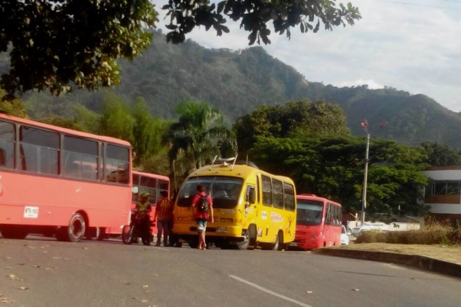 Buseteros de Tunja quitan radios de sus vehículos para evitar cobro de Sayco-Acinpro