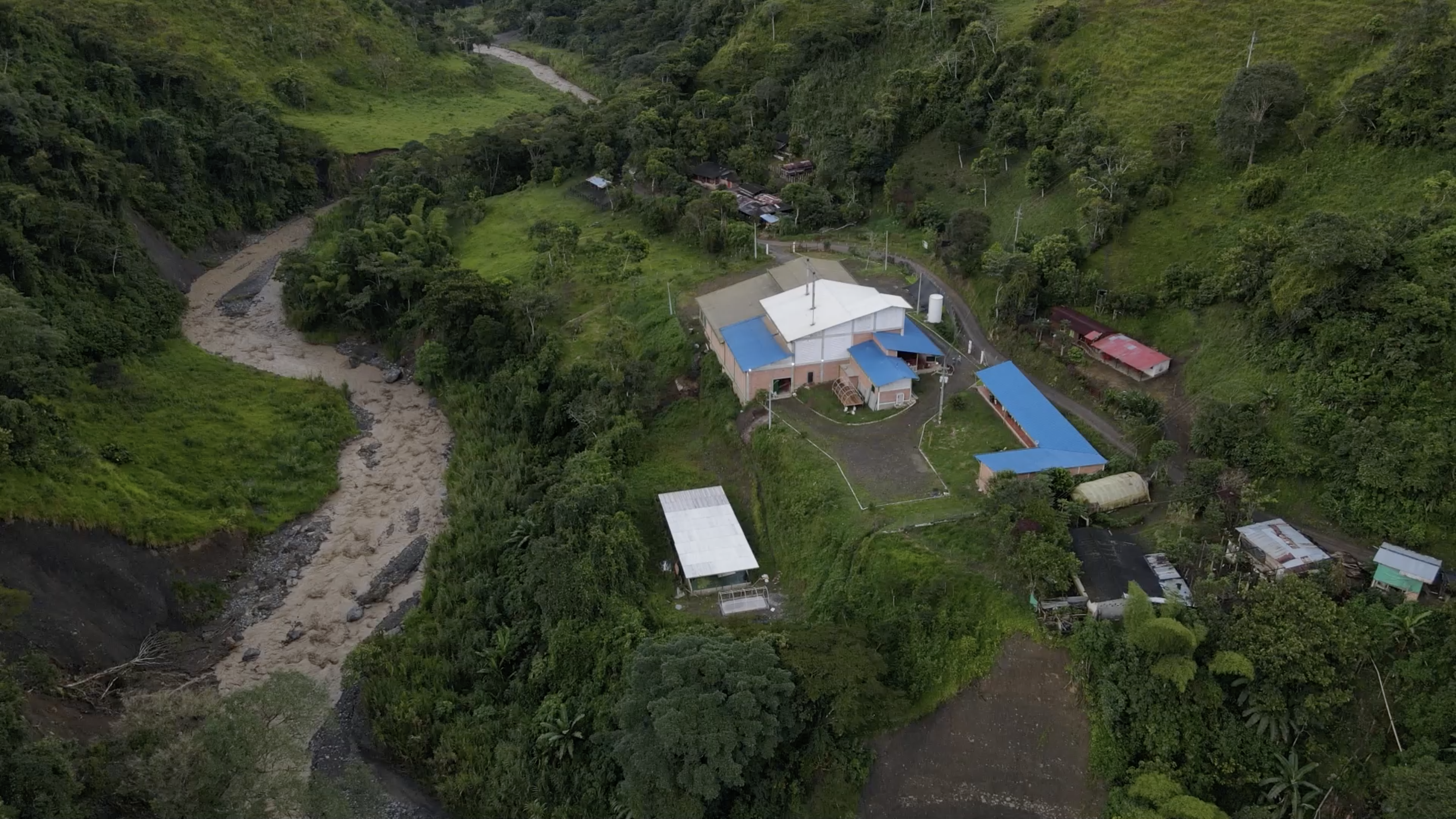 La Central de Beneficio de Café en Dabeiba, Antioquia se encuentra ubicada en el Paraje el Mango del corregimiento Camparrusia.