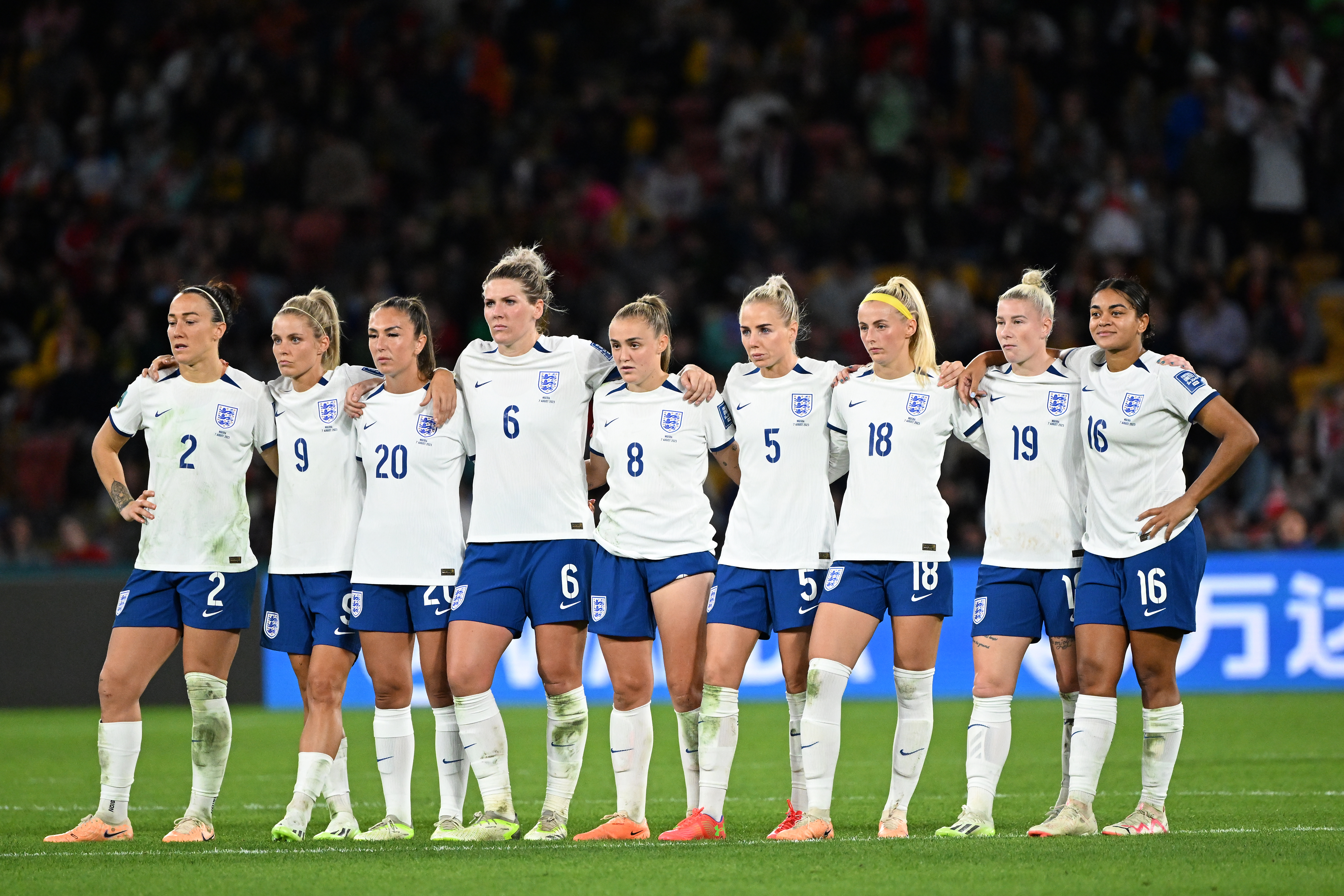 Brisbane (Australia), 07/08/2023.- England players line up for the penalty shoot out during the FIFA Women's World Cup 2023 Round of 16 soccer match between England and Nigeria at Brisbane Rectangular Stadium in Brisbane, Australia, 07 August 2023. (Mundial de Fútbol) EFE/EPA/DARREN ENGLAND EDITORIAL USE ONLY AUSTRALIA AND NEW ZEALAND OUT