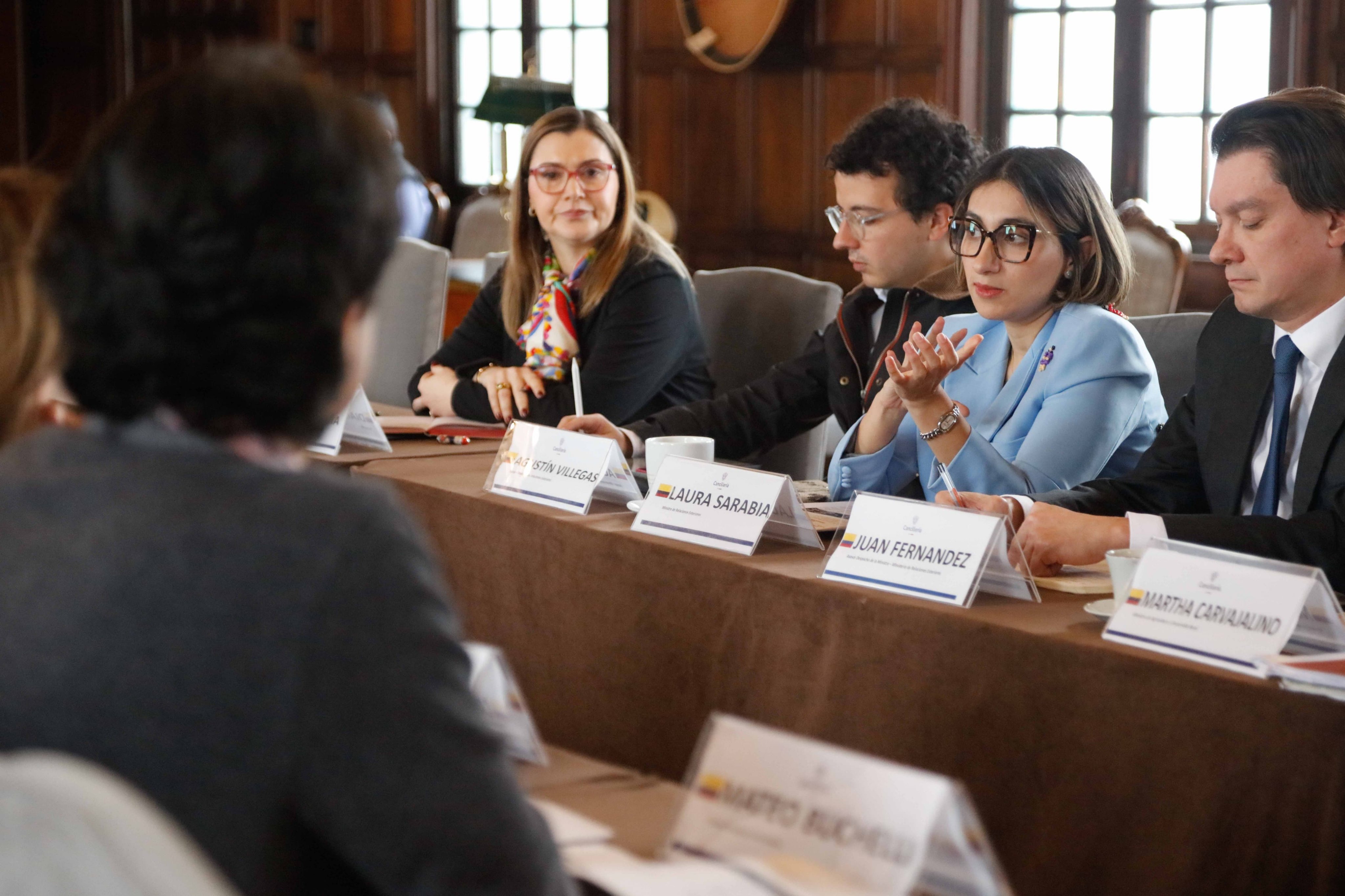 La canciller Laura Sarabia se reunió con el gremio empresarial para examinar la situación arancelaria.