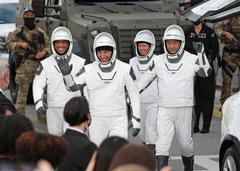 Despega cohete de SpaceX con cuatro astronautas hacia la estación espacial