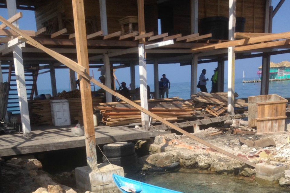 En principio, se detendrán las construcciones. Después, se demolerán.PNNEspecíficamente, las entidades se refieren a estructura denominada como Punta Mate en el Parque Los Corales del Rosario y de San Bernardo, en el sector Oriental de la Isla Tintipán. “Esta acción da cumplimiento a la resolución 114 de 28 de septiembre de 2009, ratificada en la resolución 012 del 09 de junio de 2012 del Ministerio de Ambiente, Vivienda y Desarrollo Territorial”.