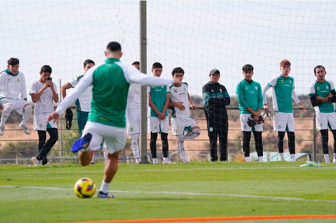 Juveniles del Club León de México viendo a James Rodríguez durante su primer entrenamiento con el primer plantel.