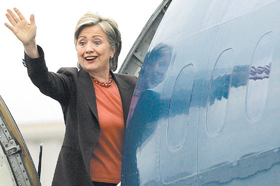 Una mujer lanza un zapato a Hillary Clinton durante un discurso en Las Vegas