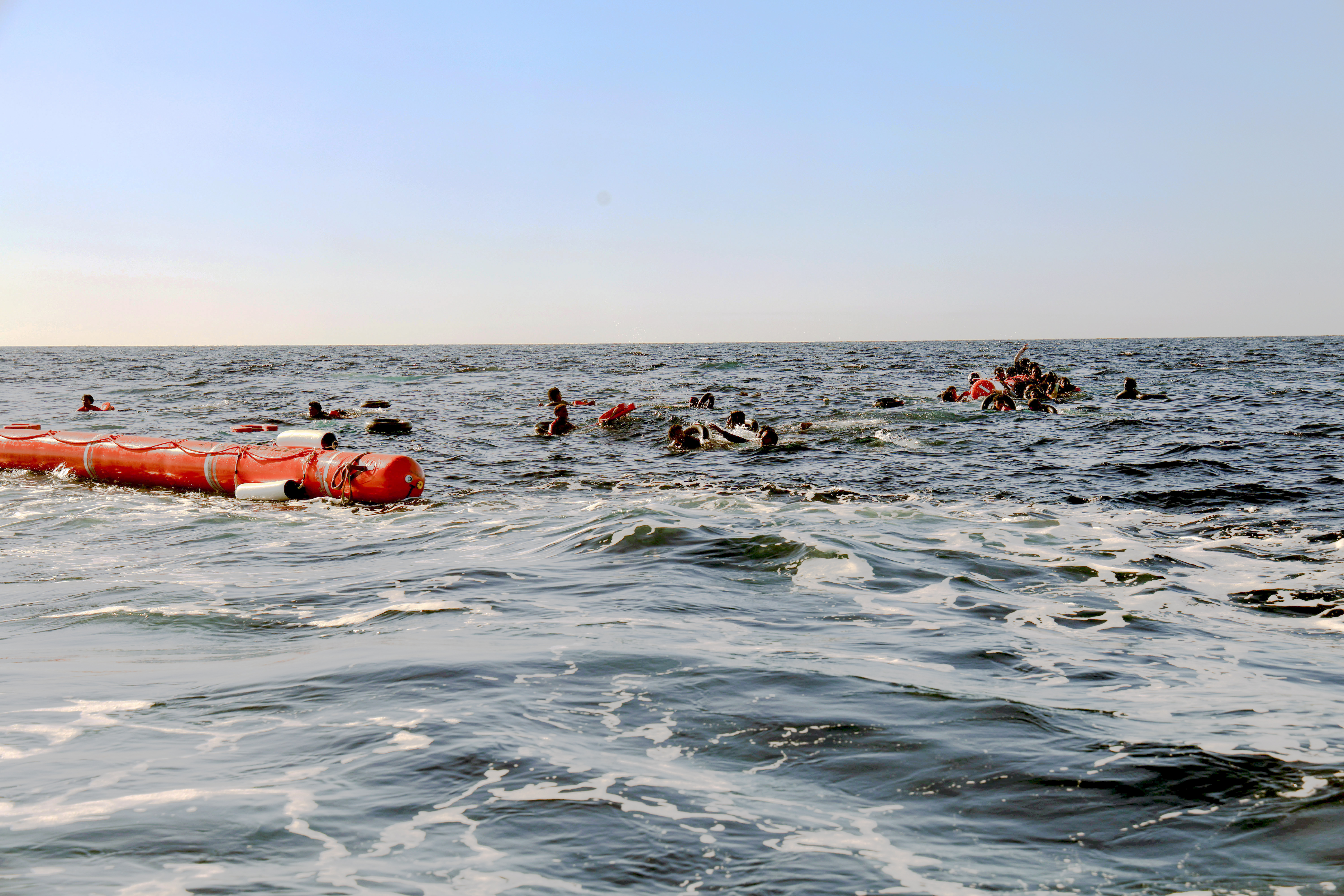 Denuncian agresión armada de guardacostas libios contra migrantes en el mar