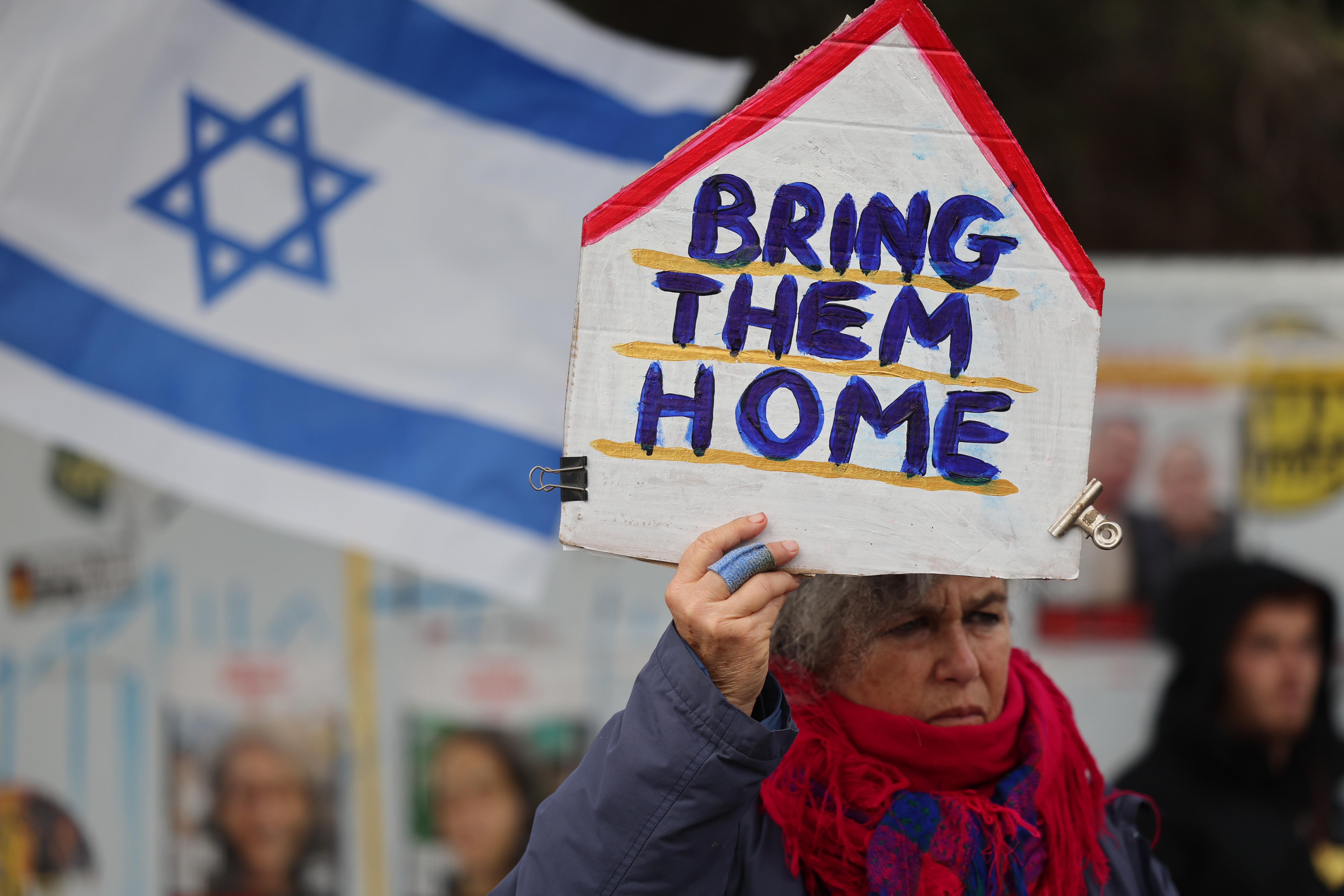 Familiares de rehenes protestan en parlamento de Israel en medio de combates en Gaza