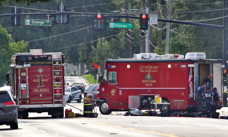 Personal de rescate trabaja en el Pulse Club de Orlando en donde se registró la tragedia.  /EFE