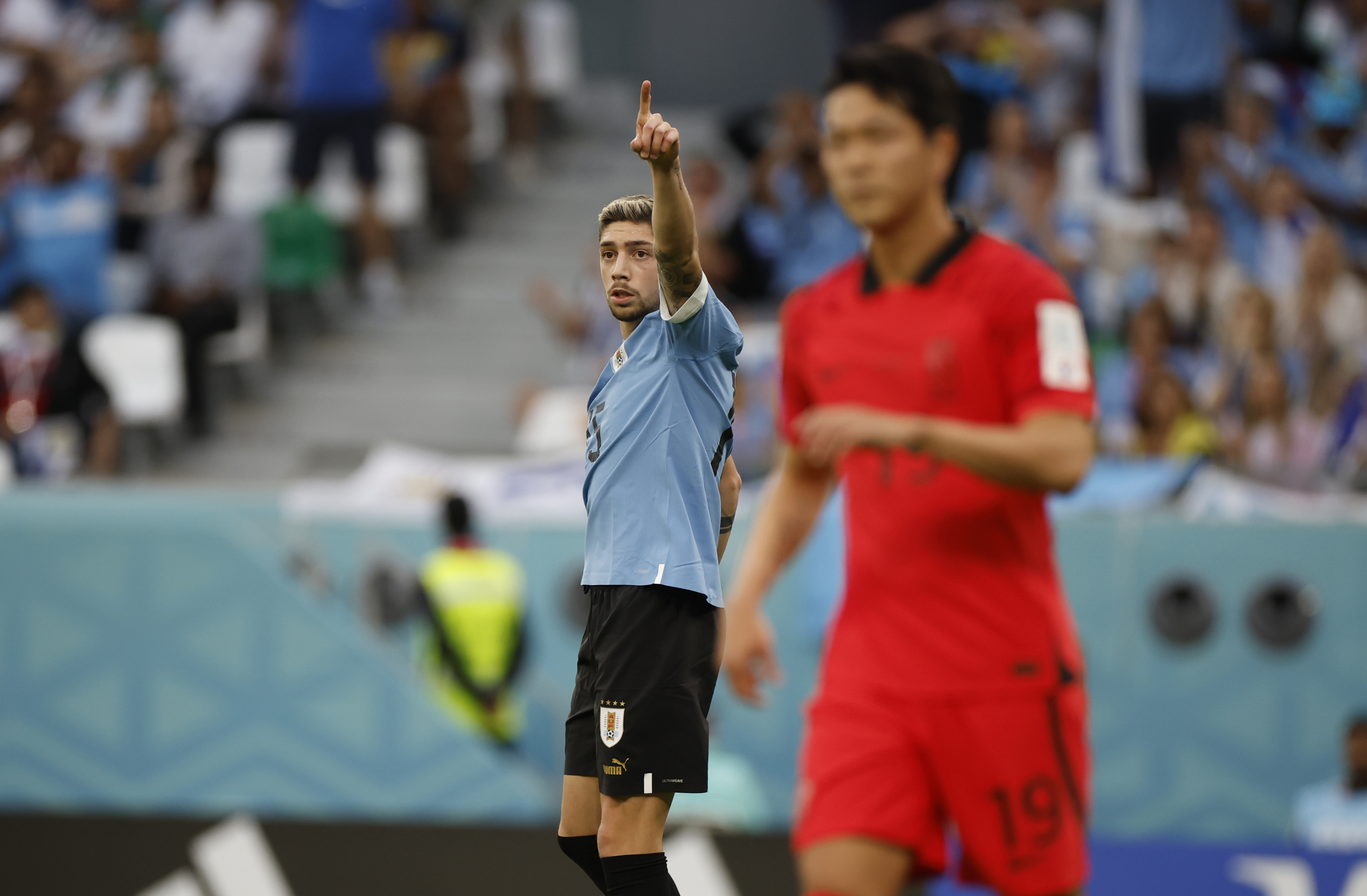 . RAYAN (CATAR), 24/11/2022.- Federico Valverde (c) de Uruguay reacciona hoy, en un partido de la fase de grupos del Mundial de Fútbol Qatar 2022 entre Uruguay y Corea del Sur en el estadio Ciudad de la Educación en Rayán (Catar). EFE/Alberto Estevez
