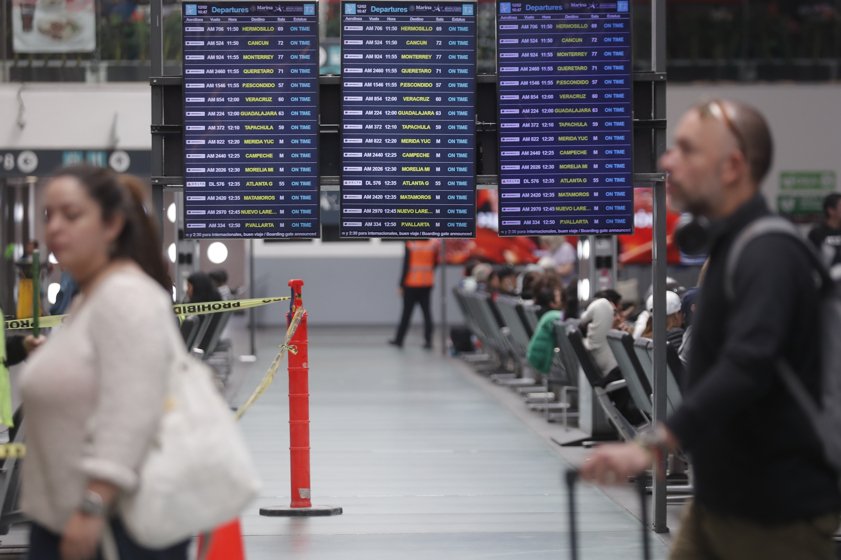 MEX2847. CIUDAD DE MÉXICO (MÉXICO), 12/02/2025.- Fotografía de un tablero de horarios de vuelos en el Aeropuerto Internacional de la Ciudad de México, este miércoles en Ciudad de México (México). El Aeropuerto Internacional de la Ciudad de México (AICM), administrado ahora por la Marina, recibió un reconocimiento como el tercer aeropuerto más puntual a nivel global durante 2024, de parte de la consultora Cirium, que analiza datos para la industria de la aviación. EFE/ Isaac Esquivel