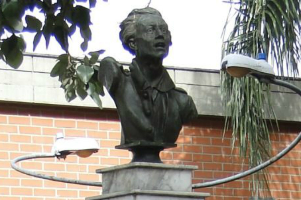Roban busto de Atanasio Girardot en el centro de Medellín