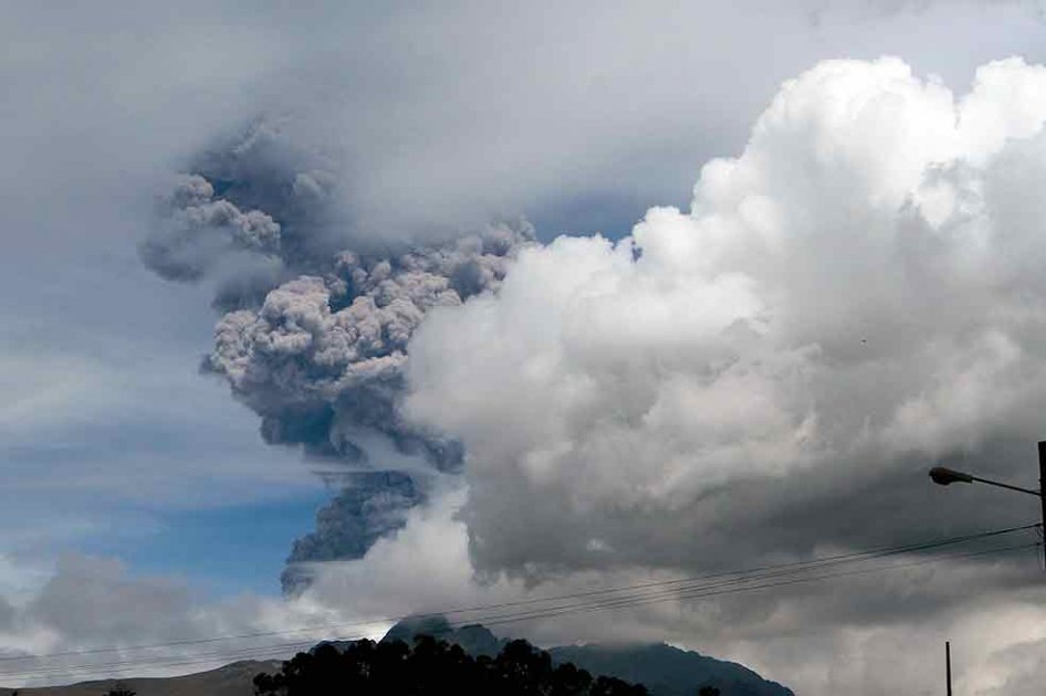 Ecuador en alerta tras fuerte expulsión de ceniza de volcán próximo a Quito