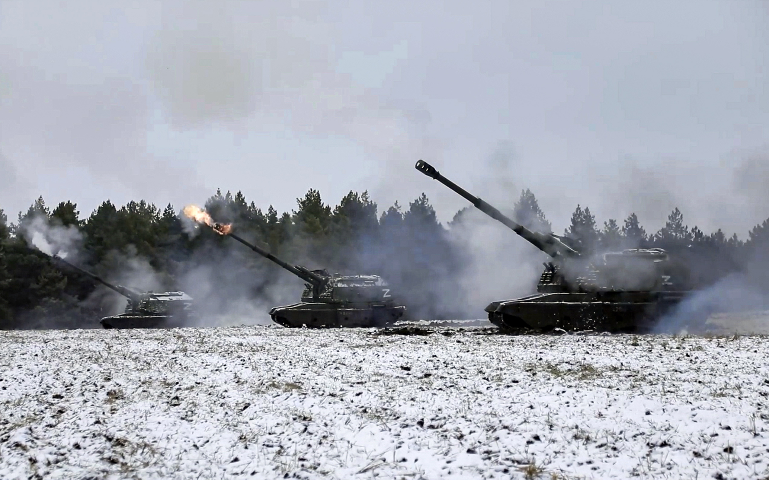Undisclosed (Ukraine), 13/01/2023.- A still image taken from a handout video made available by the Russian Defence Ministry on 13 January 2023 shows Russian self-propelled 152.4 mm howitzers Msta firing during combat at an undisclosed location in Donetsk region, Ukraine. The Russian Defence Ministry said that "in evening of 12 January, the city of Soledar, that is of great importance for continuing successful offensive operations in Donetsk direction, was liberated" as what Moscow calls a 'special military operation' continues in Ukraine. Russian troops entered Ukrainian territory on 24 February 2022, starting a conflict that has provoked destruction and a humanitarian crisis. (Rusia, Ucrania, Moscú) EFE/EPA/RUSSIAN DEFENCE MINISTRY PRESS SERVICE / HANDOUT HANDOUT EDITORIAL USE ONLY/NO SALES