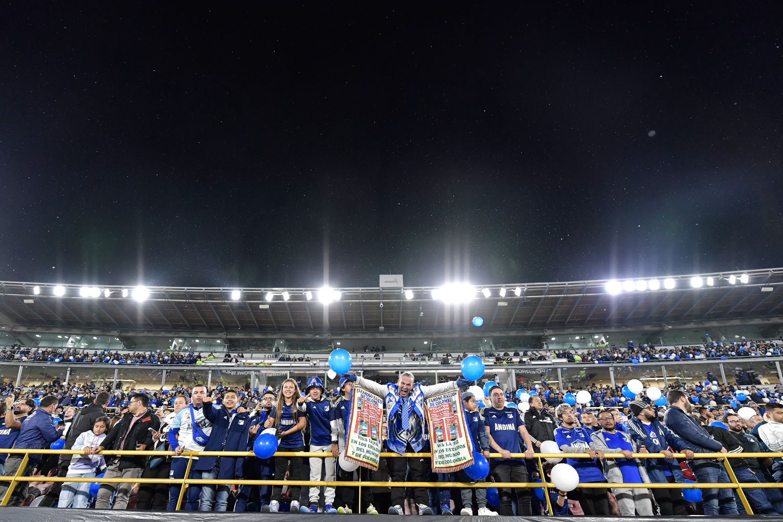 La hinchada de Millonarios llenó el estadio de la capital para apoyar al cuadro embajador.