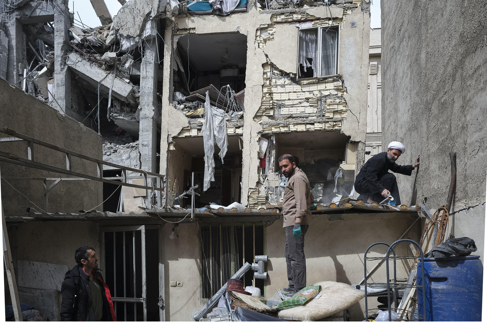 TEHERÁN (IRÁN), 30/03/2026.- Tres hombres trabajan en un edificio atacado por Estados Unidos e Israel contra el barrio de 13 de Aban de Teherán el pasado 27 de marzo. La campaña de bombardeos de Estados Unidos e Israel contra Irán no baja de intensidad cuando se ha superado el mes de guerra y solo en los últimos tres días han sido atacadas tres instalaciones nucleares, dos universidades, el edifico de una televisión catarí y zonas residenciales de Teherán, unos ataques que han causado más de 70 muertos. EFE/Jaime León
