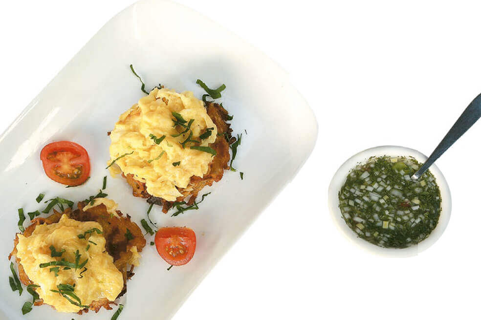 Huevos de codorniz sobre galleta de papa criolla y ají de aguacate
