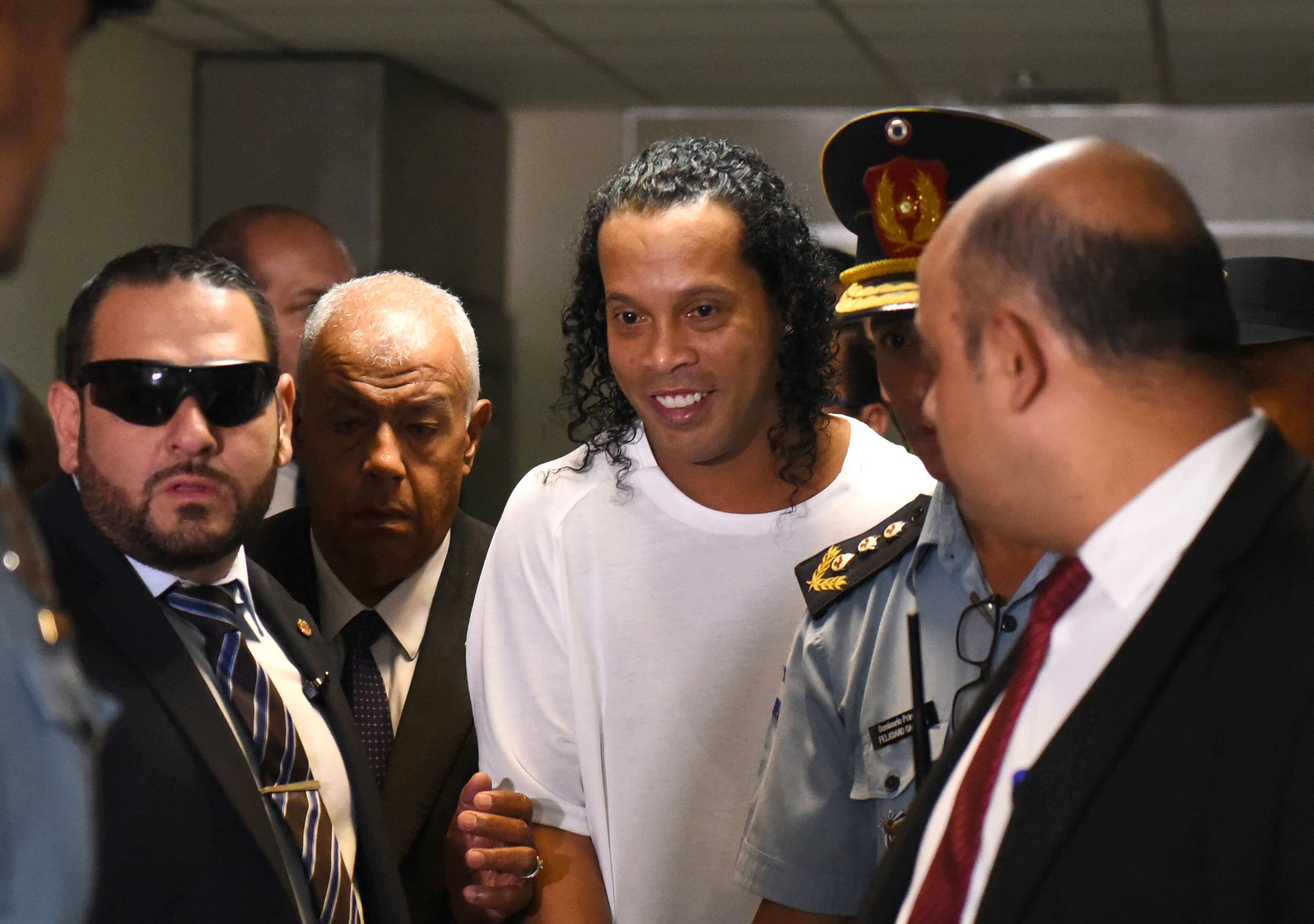 Ronaldinho, de cumpleaños con el fútbol sala como terapia carcelaria