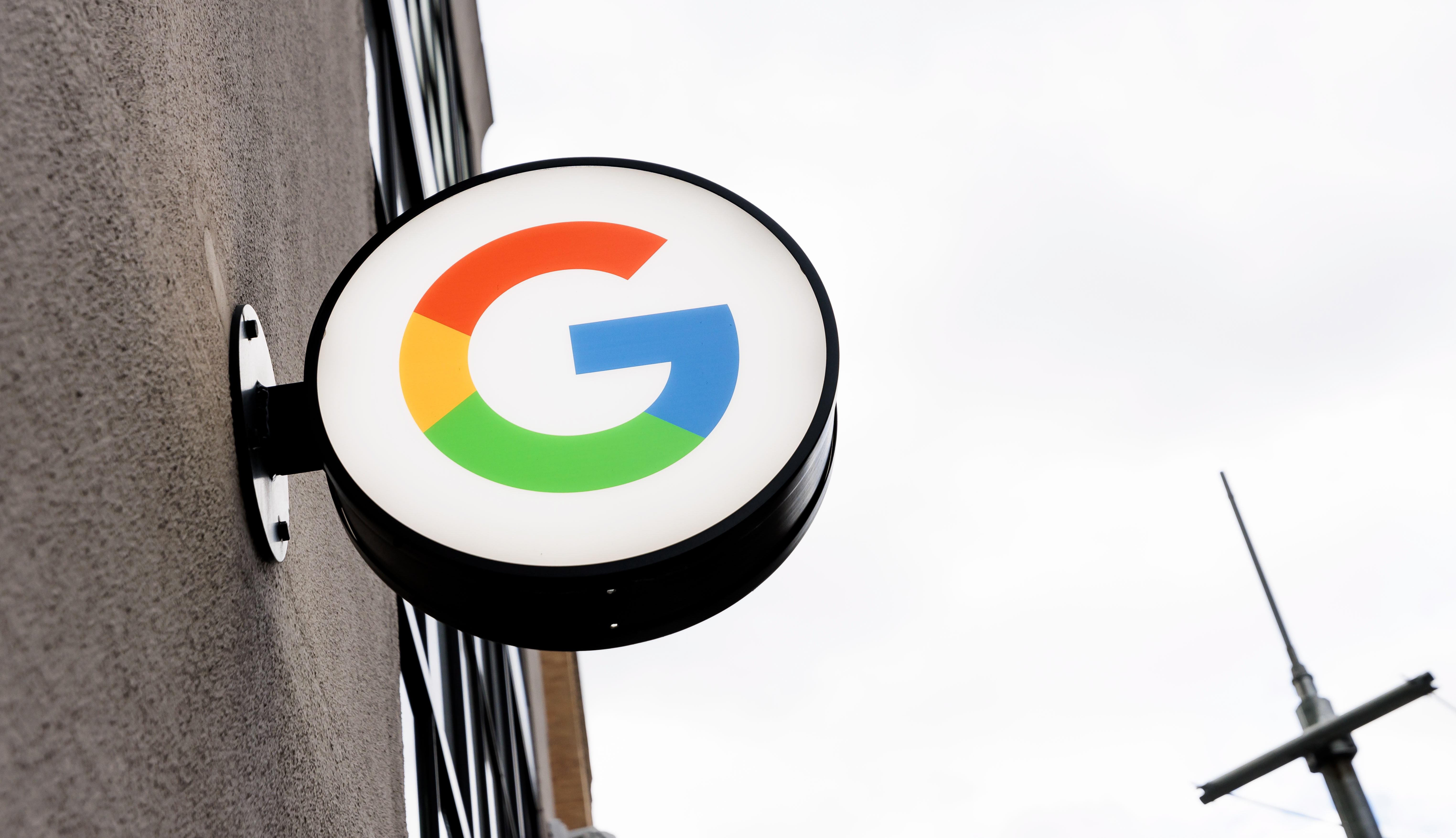New York (United States), 20/01/2023.- Signage at Google'Äôs office building in New York, New York, USA, 20 January 2023. Alphabet, the parent company of Google, announced on 20 January plans to cut 6% of its employees, about 12,000 jobs, reportedly in response to a possible economic slowdown and as a result of over expansion during the pandemic. (Estados Unidos, Nueva York) EFE/EPA/JUSTIN LANE