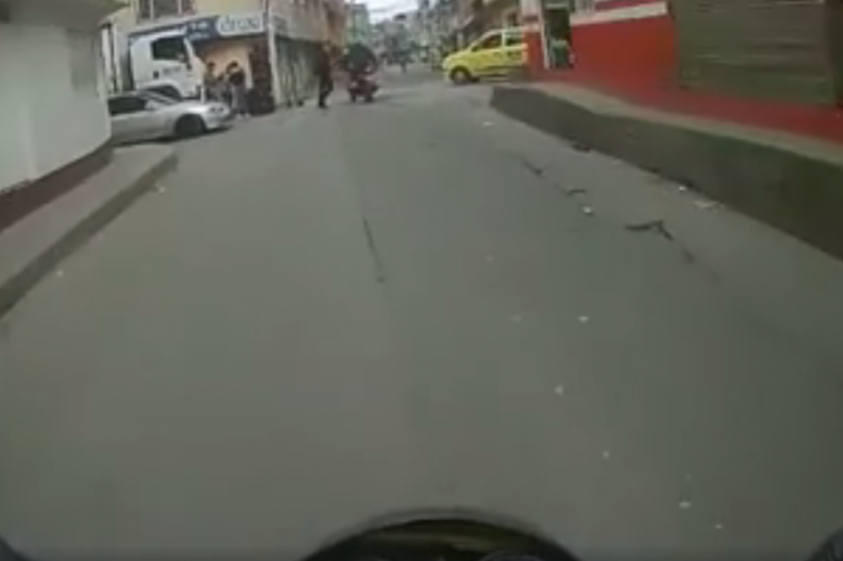 Video captó momento en el que ladrones en moto le arrebataron celular a transeúnte