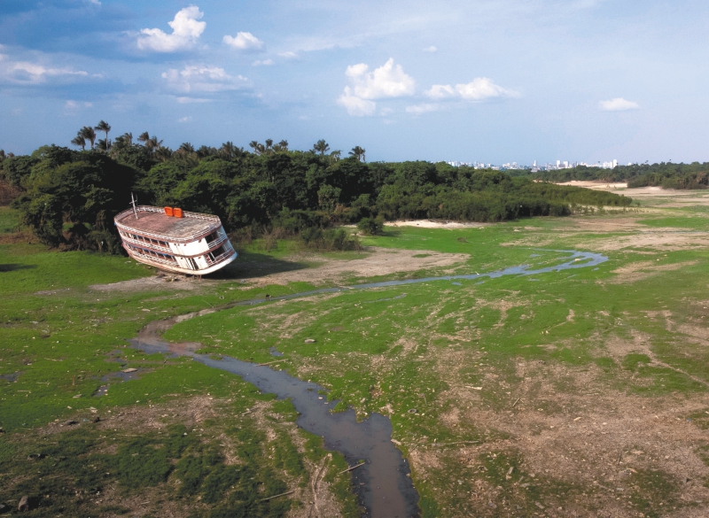 Vista del puerto de Cacau Pirêra aislado debido a la intensa sequía, captada el 4 de octubre de 2023 en Iranduba, Amazonas, Brasil.