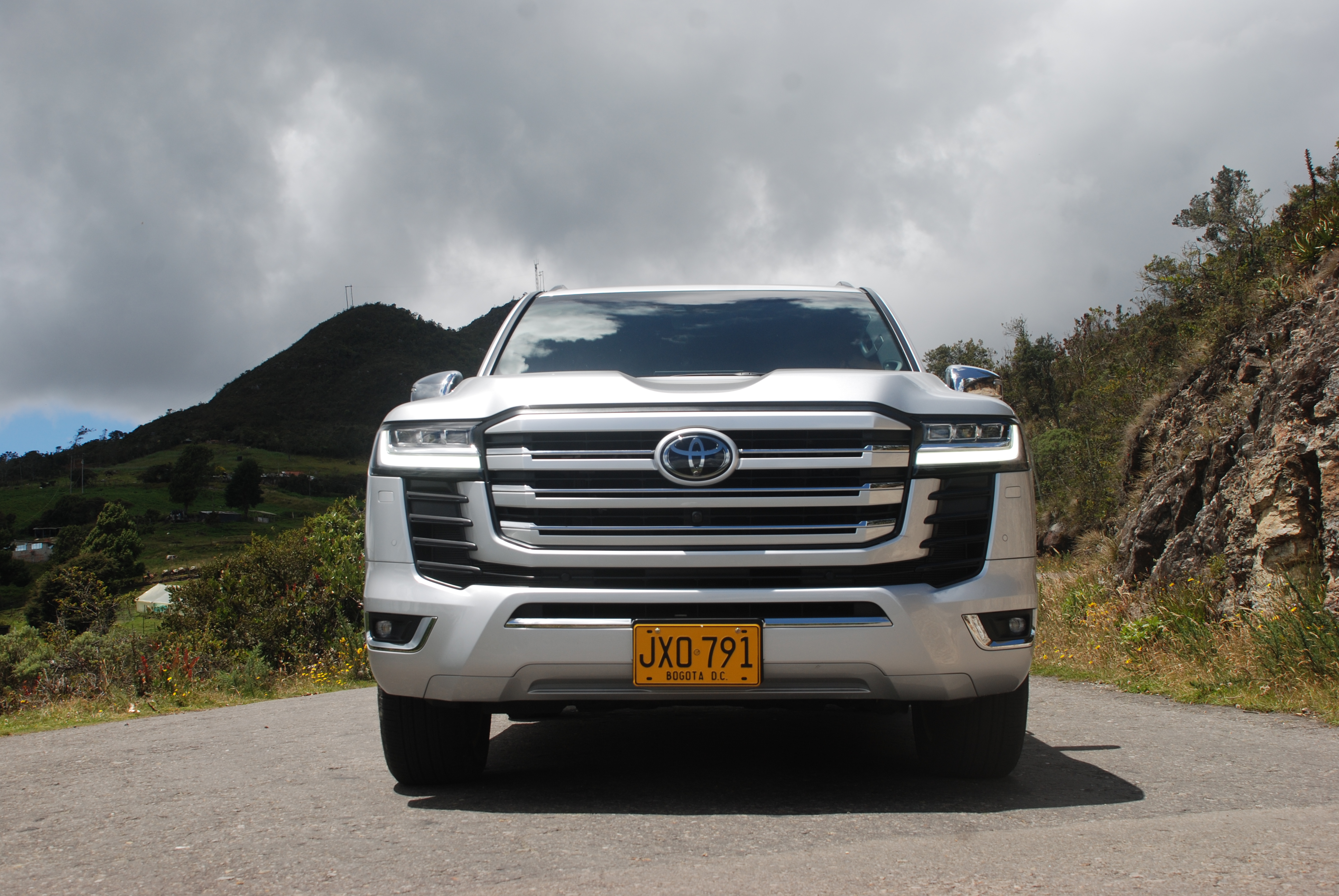 Esta Land Cruiser 300 es un modelo que de entrada y de frente luce poder, potencia y distinción. La parrilla es amplia, prolongada, son cuatro líneas anchas, que se combinan con las farolas que siguen esa misma línea horizontal. Eso sí, mucho cromo en las líneas externas.