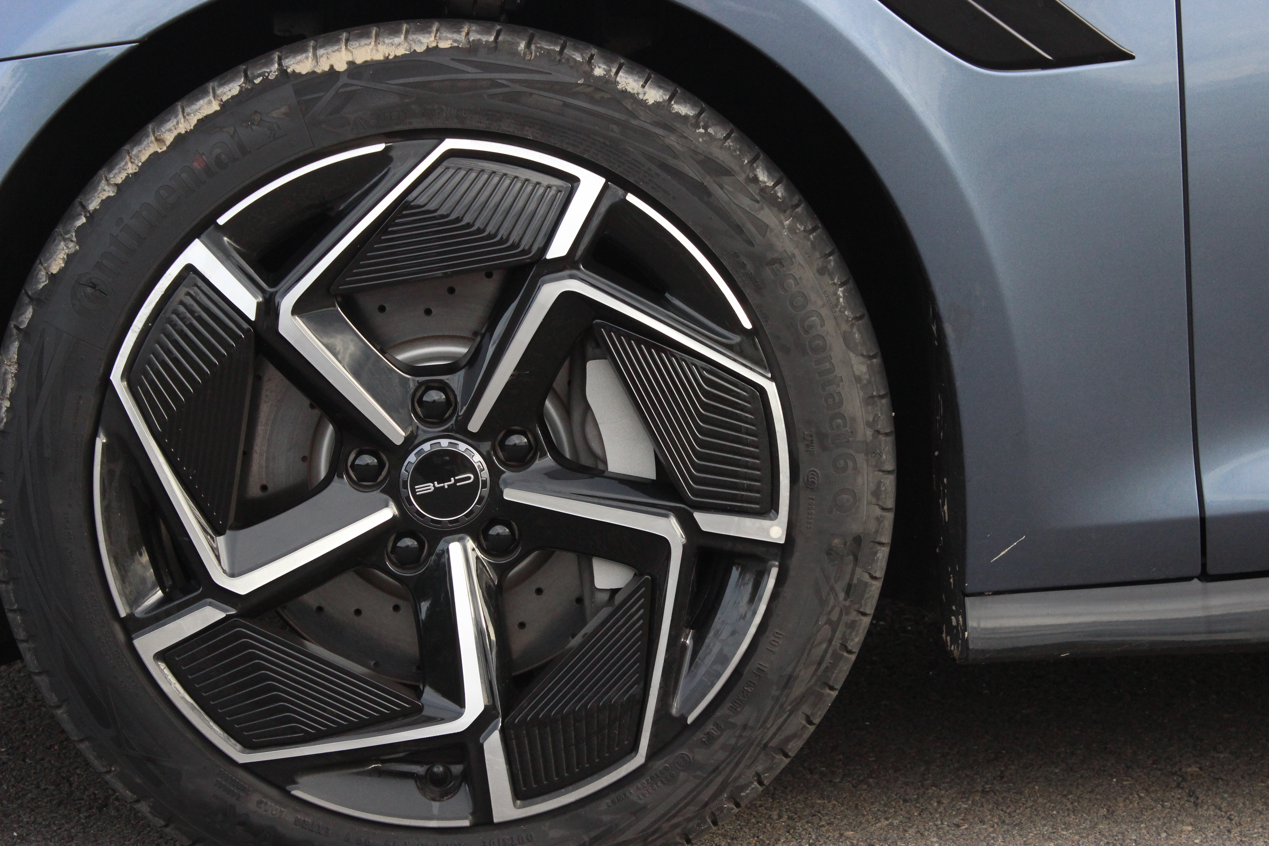 La especificación de sus ruedas es 235/45 R19.