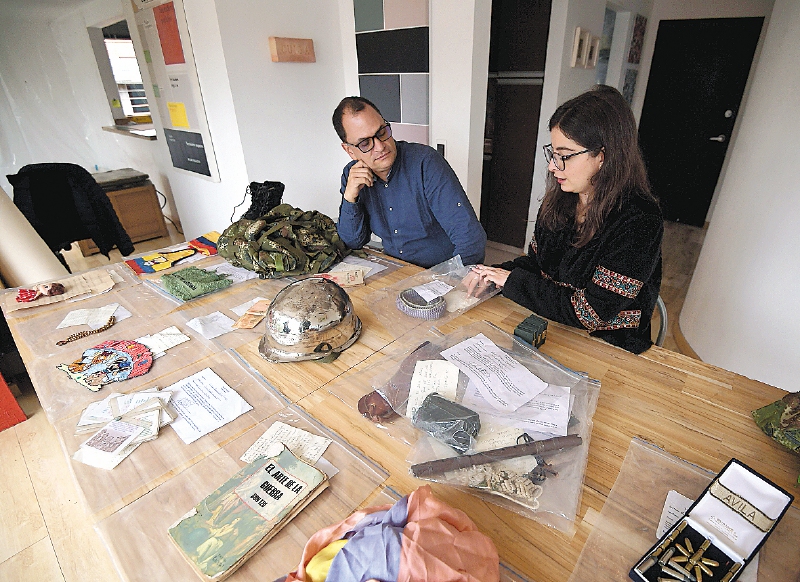 María Jimena Herrera e Iván Cardona son los creadores y guardianes de Objetos de Paz. Ambos son artistas de la Universidad de Los Andes. Foto: Mauricio Alvarado