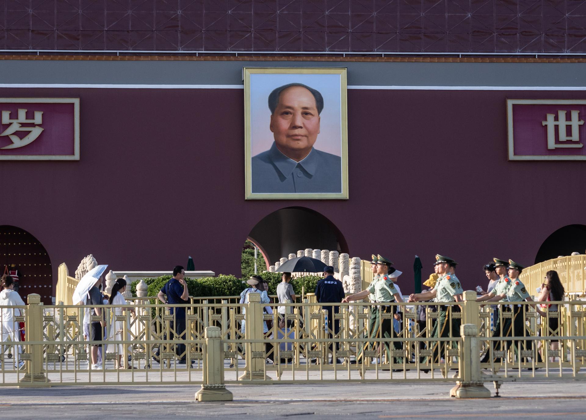 China condena a tres años de prisión al artista Gao Zhen por esculturas satíricas de Mao