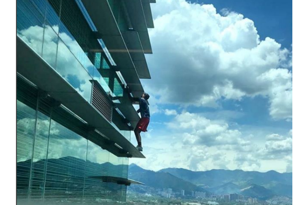 Detienen en Medellín al «hombre araña ruso» por escalar edificio sin protección