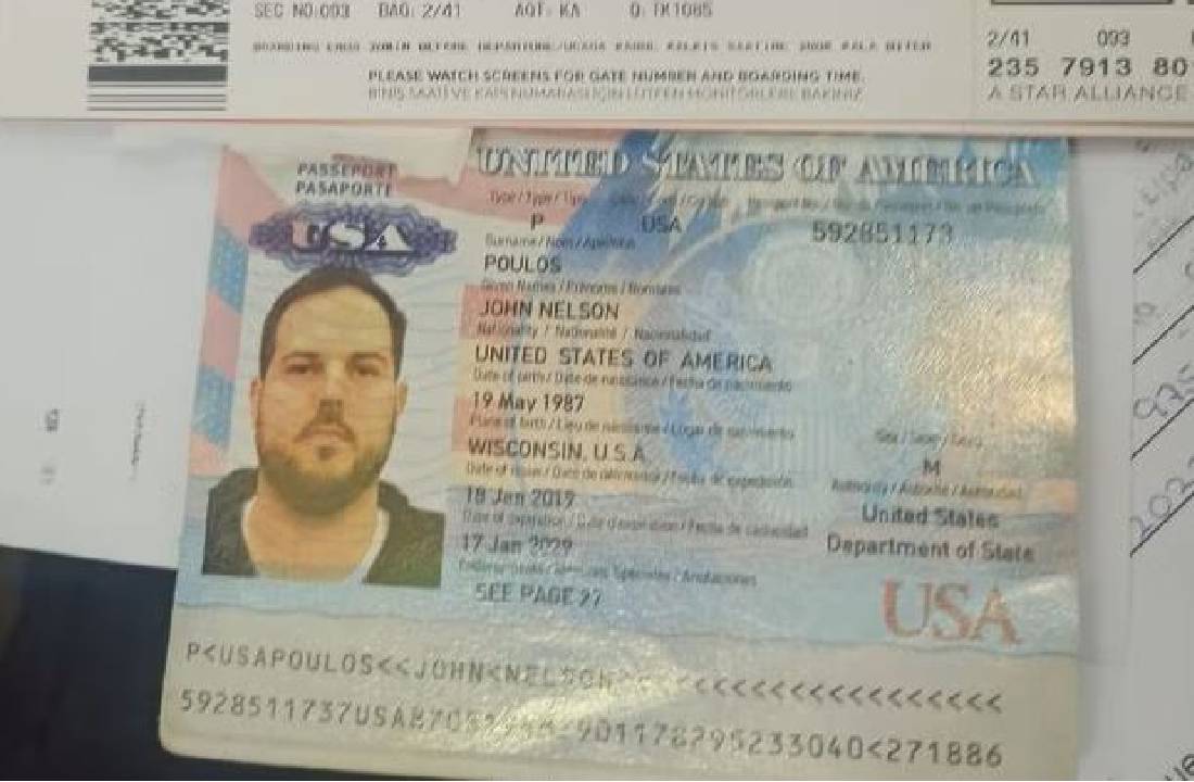 John Poulos es oriundo del estado de Wisconsin, Estados Unidos, según su pasaporte.