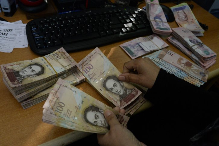 En Venezuela se han registrado interminables filas para cambiar los billetes de 100 bolívares que, por orden del presidente Nicolás Maduro, deberán salir de circulación a la mayor brevedad posible. /AFP