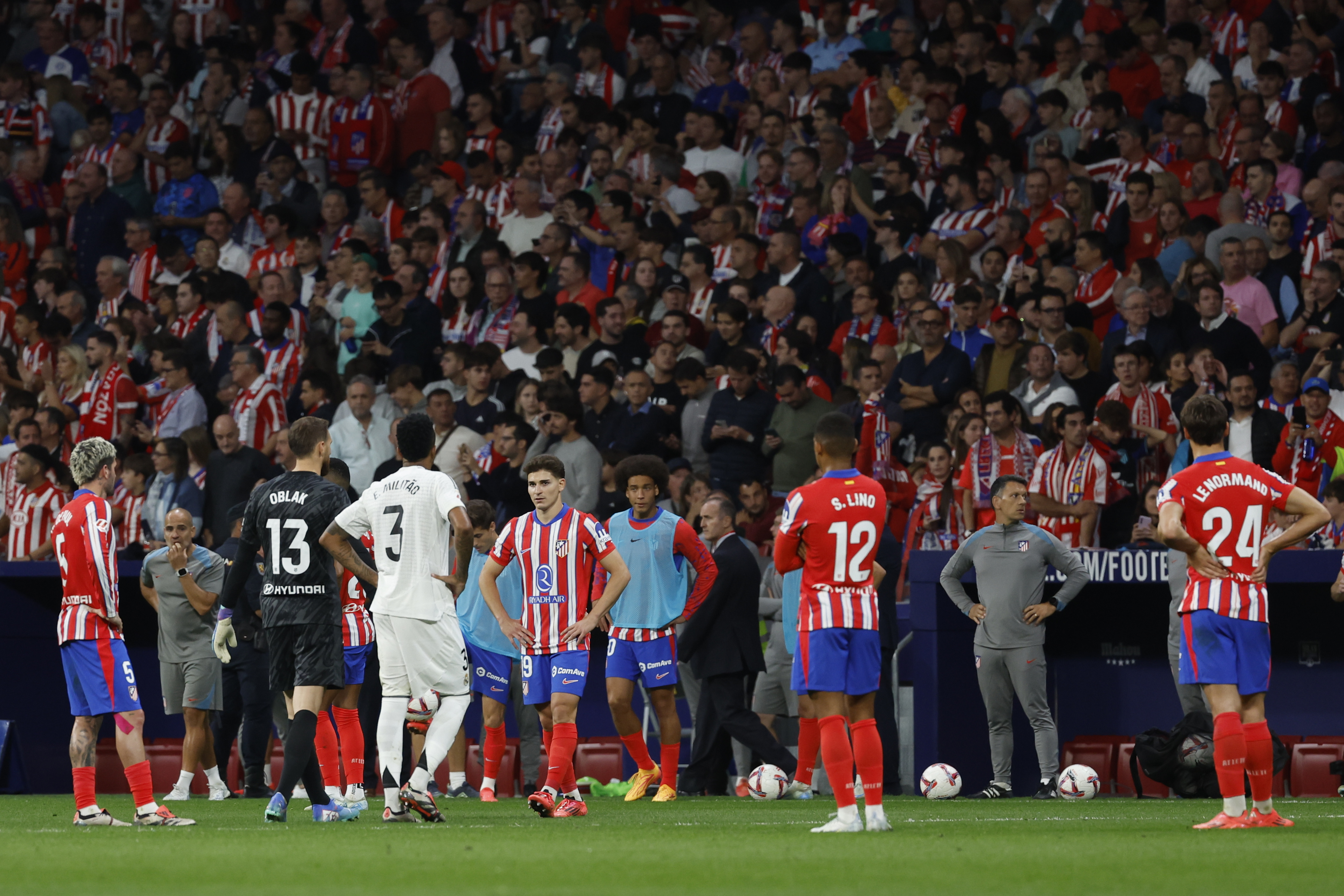 Atlético de Madrid expulsó de por vida a hincha que lanzó objetos a la cancha