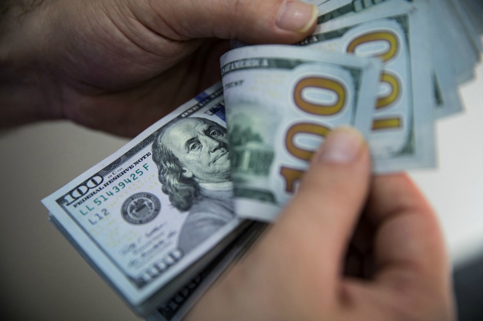 El dólar subió $153 esta semana y cerró en $3.887