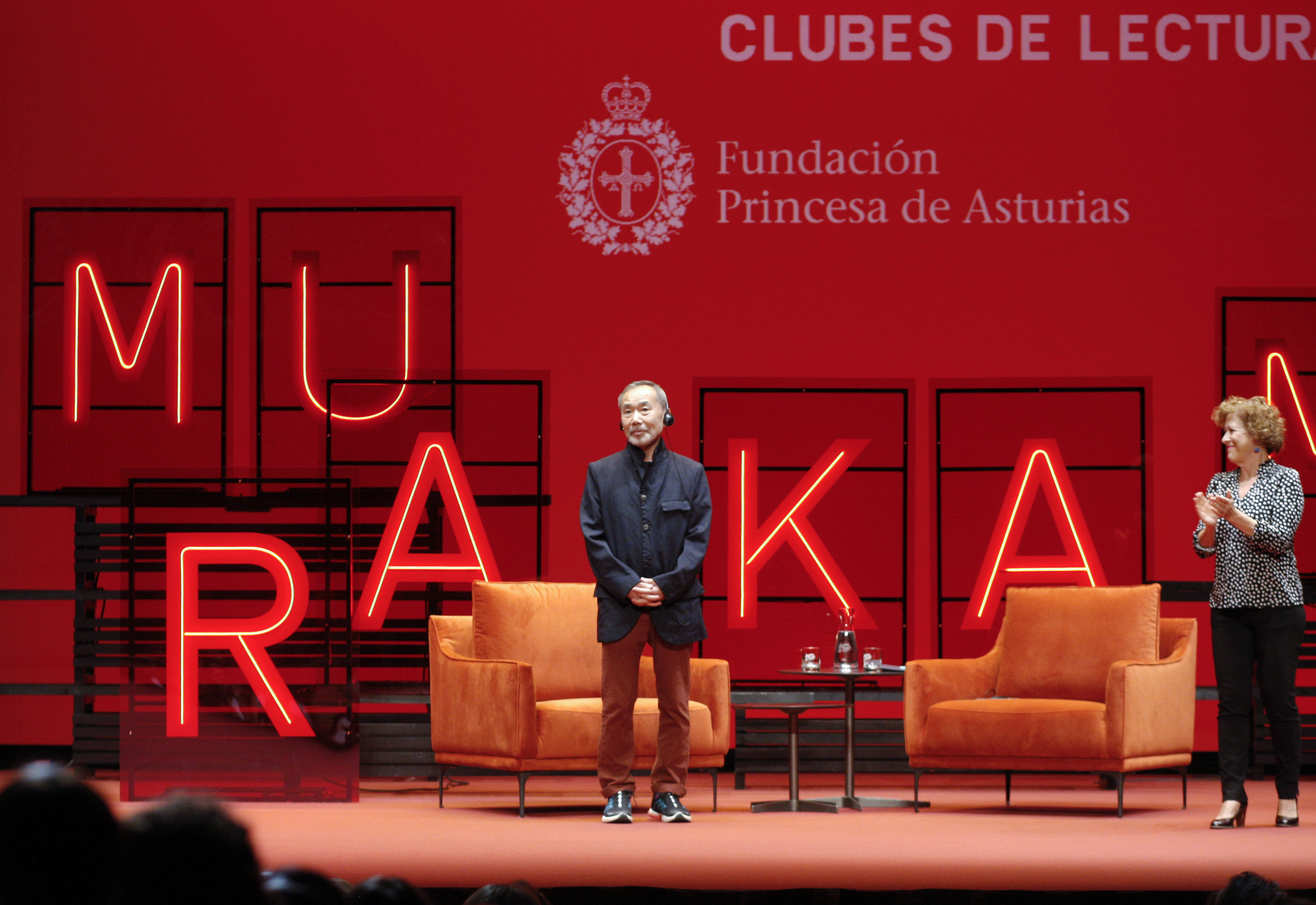 Murakami escribe las historias que le “caen del cielo” y las encaja en el “murakaismo”