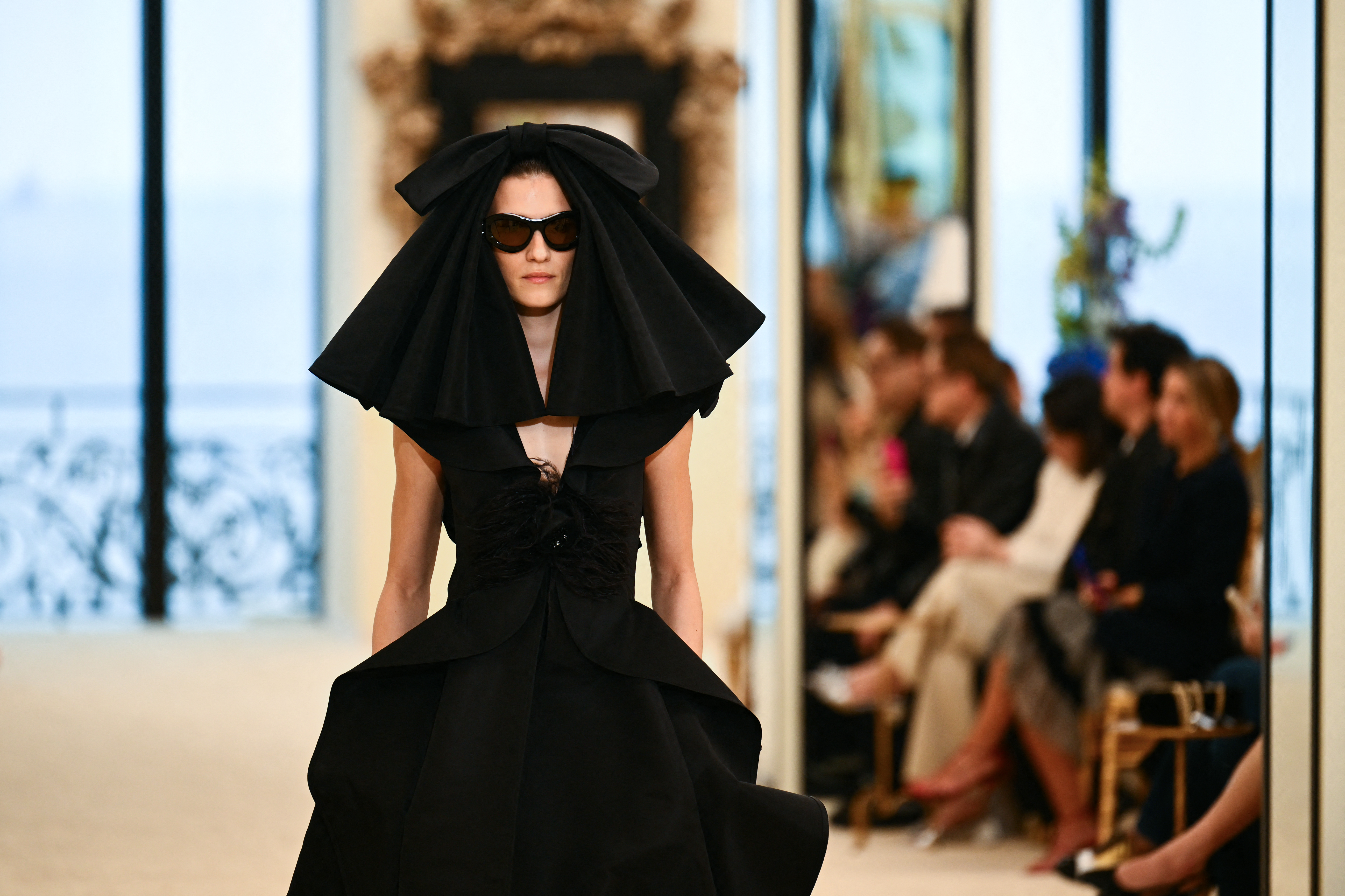 "Impuse el negro; sigue estando de moda hoy en día, porque el negro lo eclipsa todo a su alrededor", dijo Gabrielle Chanel. /  Gaizka Iroz / AFP