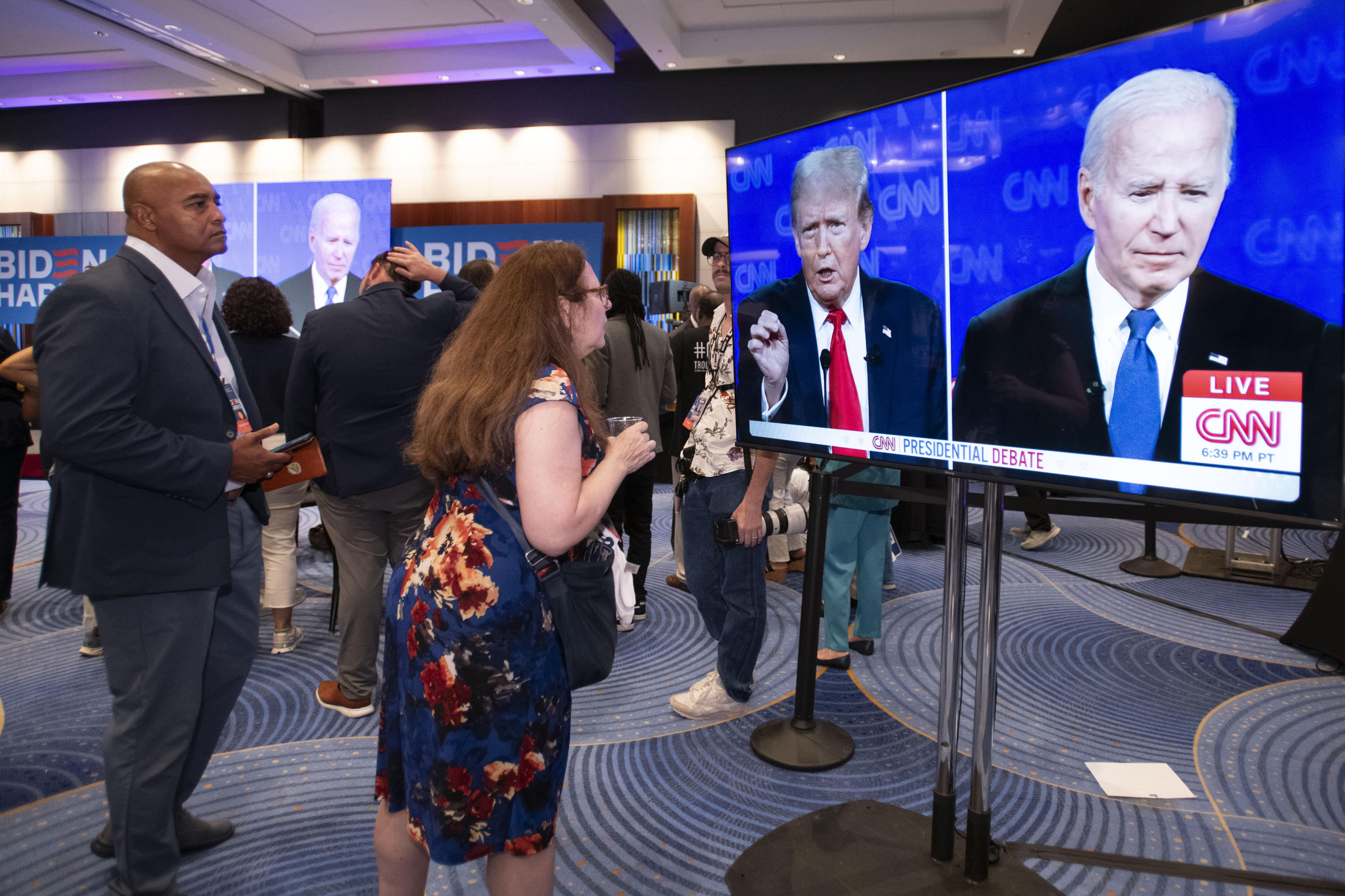 Atlanta (United States), 28/06/2024.- Supporters of US President Joe Biden attend a watch party for the CNN Presidential debate in Atlanta, Georgia, USA, 27 June 2024. EFE/EPA/EDWARD M. PIO RODA