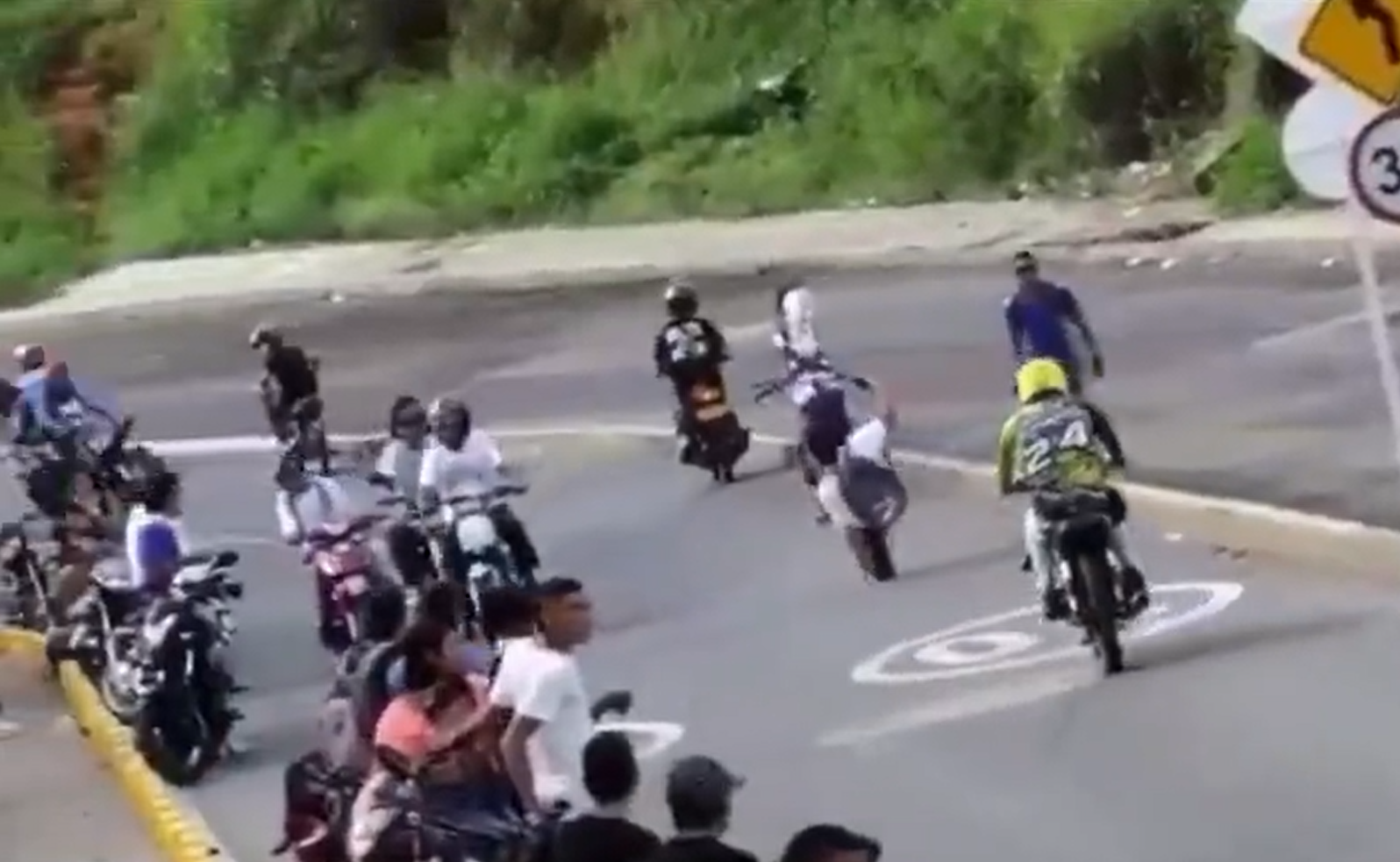 Video: motociclistas hacen piques ilegales y acrobacias en obra inconclusa en Cali
