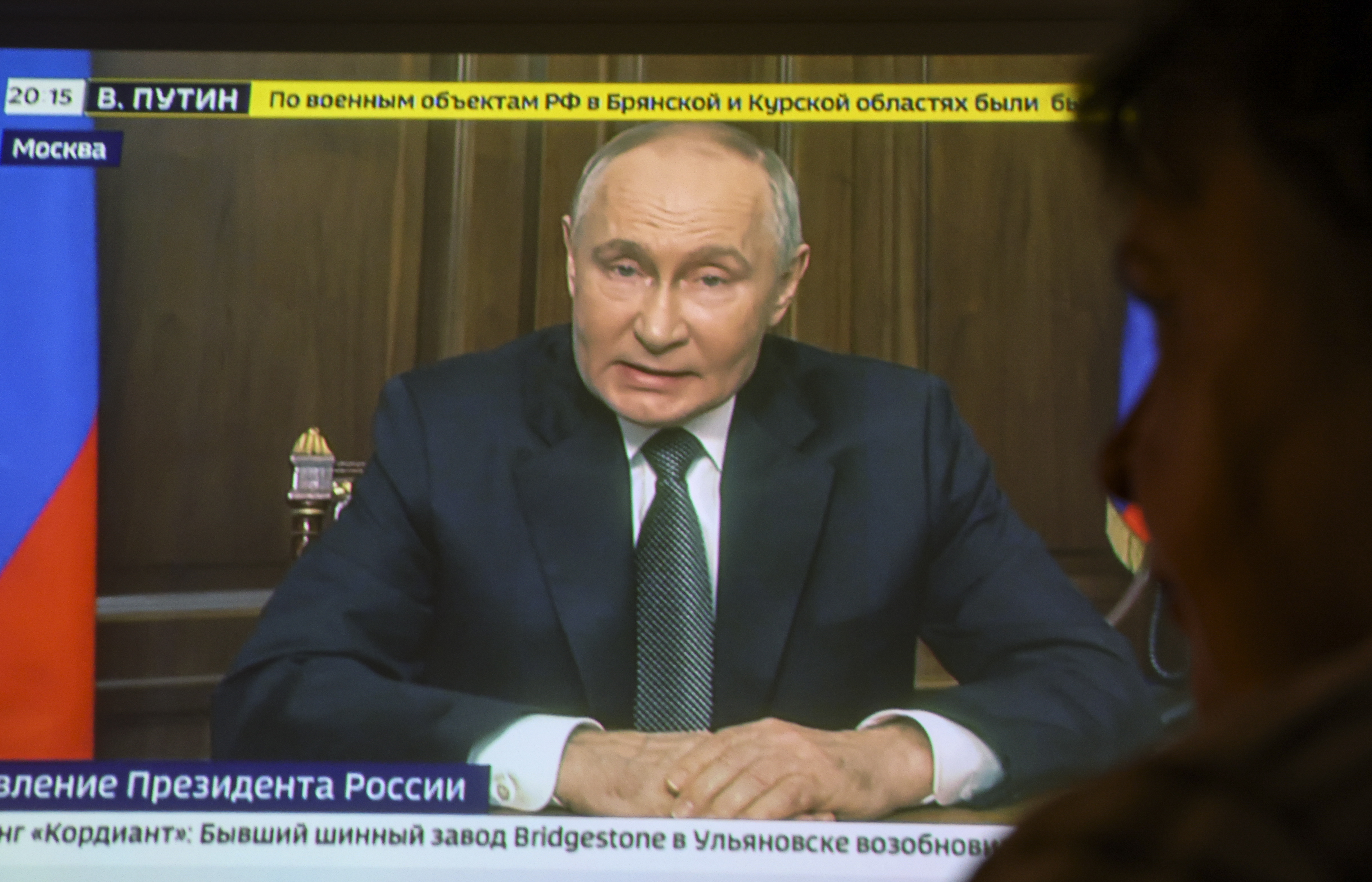 Moscow (Russian Federation), 21/11/2024.- A person watches a televised address by Russian President Vladimir Putin, in Moscow, Russia, 21 November 2024. Putin announced a successful test of the latest medium-range missile "Oreshnik". Russia launched a combined strike on Ukraine's Yuzhmash defense plant in Dnipro with a ballistic missile in a non-nuclear hypersonic warhead, in response to Ukrainian strikes carried out with US and British weapons. (Rusia, Ucrania, Moscú) EFE/EPA/SERGEI ILNITSKY