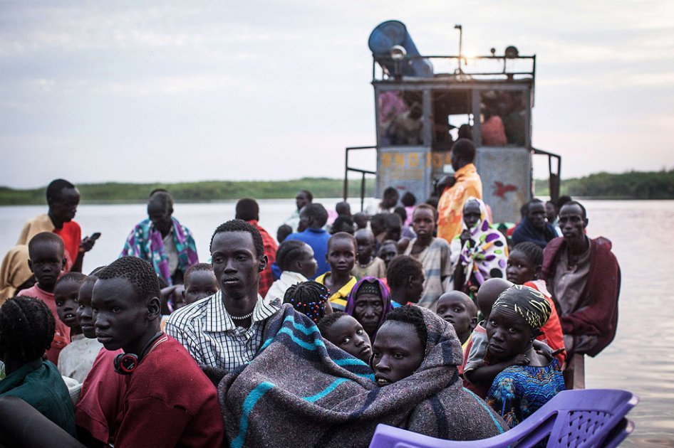 En un ferry se desplazaban cientos de personas que escapaban de los combates en Sudán del Sur./ AFP