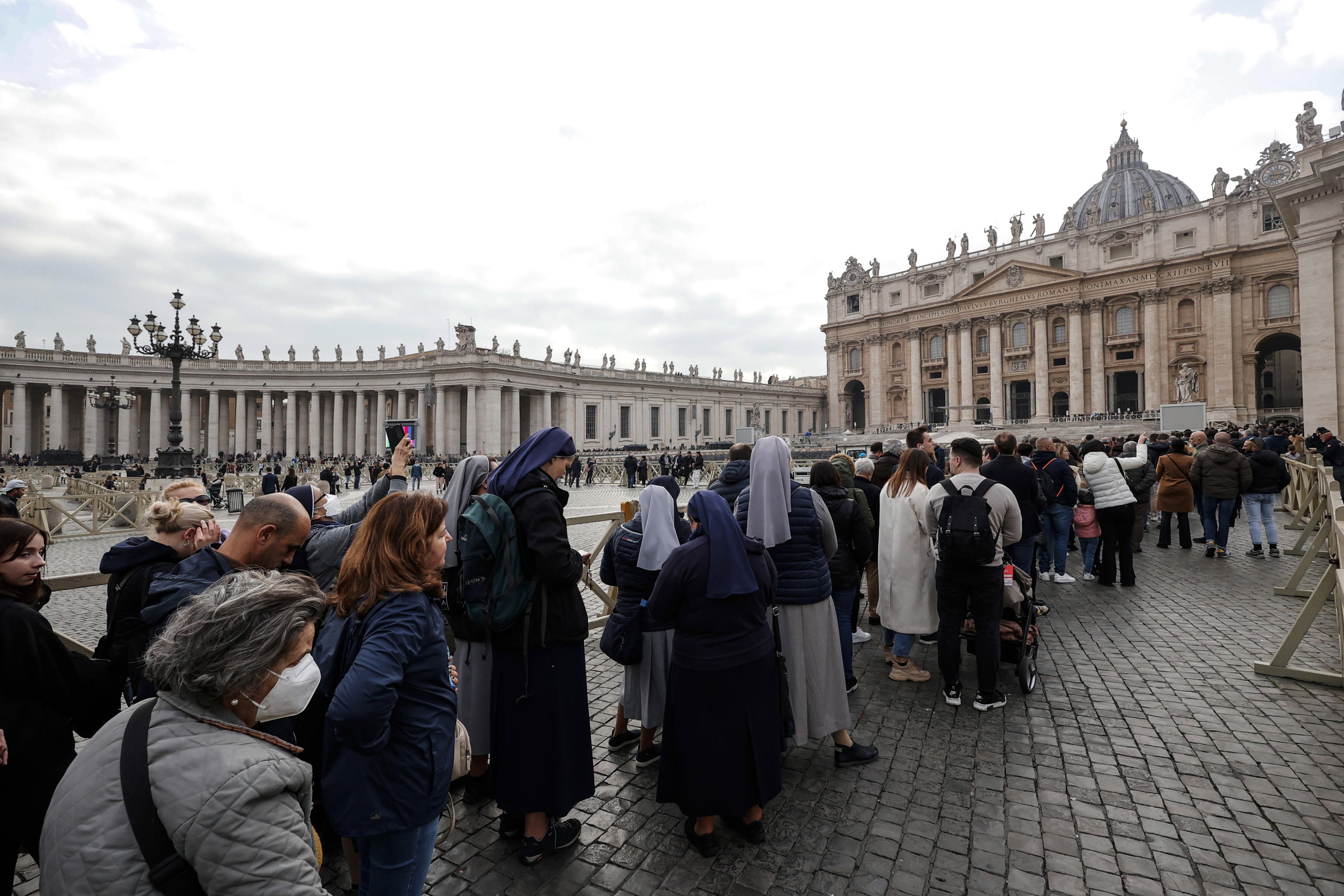 Vatican City (Vatican City State (holy See)), 31/12/2022.- Nuns, priests and faithful in Saint Peter's Square to pay the last tribute to Pope emeritus Benedict XVI, Vatican City, 02 January 2023. (Papa) EFE/EPA/GIUSEPPE LAMI