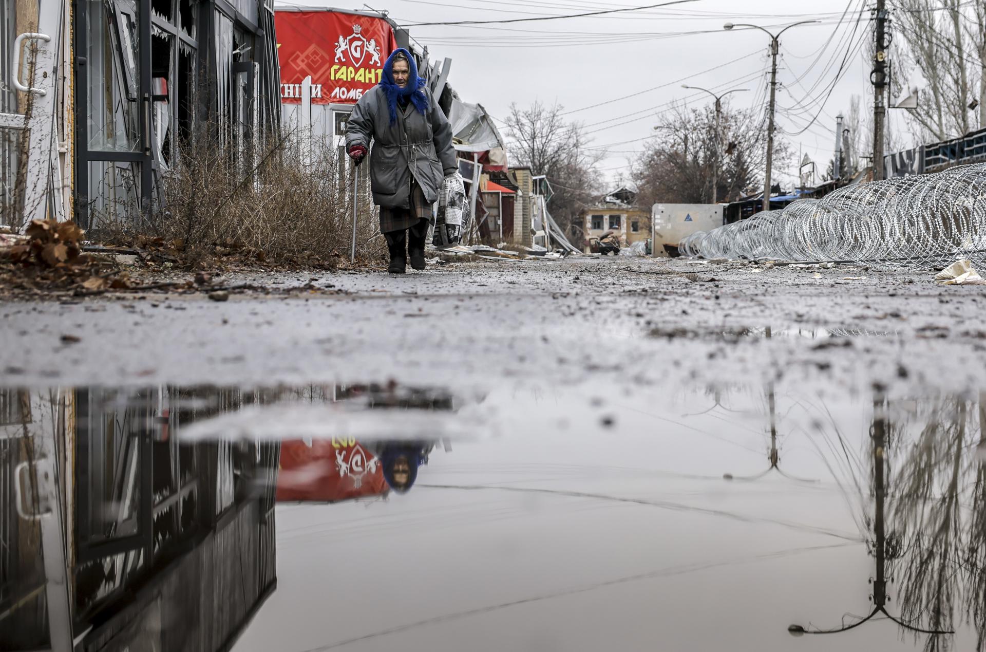 DONETSK (Ukraine), 22/12/2025.- A handout picture made available by the press service of the 24th Mechanized Brigade of Ukrainian Armed Forces on 22 December 2025 shows a local woman walking on a street in the damaged city of Kostiantynivka in Donetsk region, Ukraine, 20 December 2025, amid the ongoing Russian invasion. (Rusia, Ucrania) EFE/EPA/PRESS SERVICE OF THE 24 MECHANIZED BRIDGE HANDOUT HANDOUT EDITORIAL USE ONLY/NO SALES