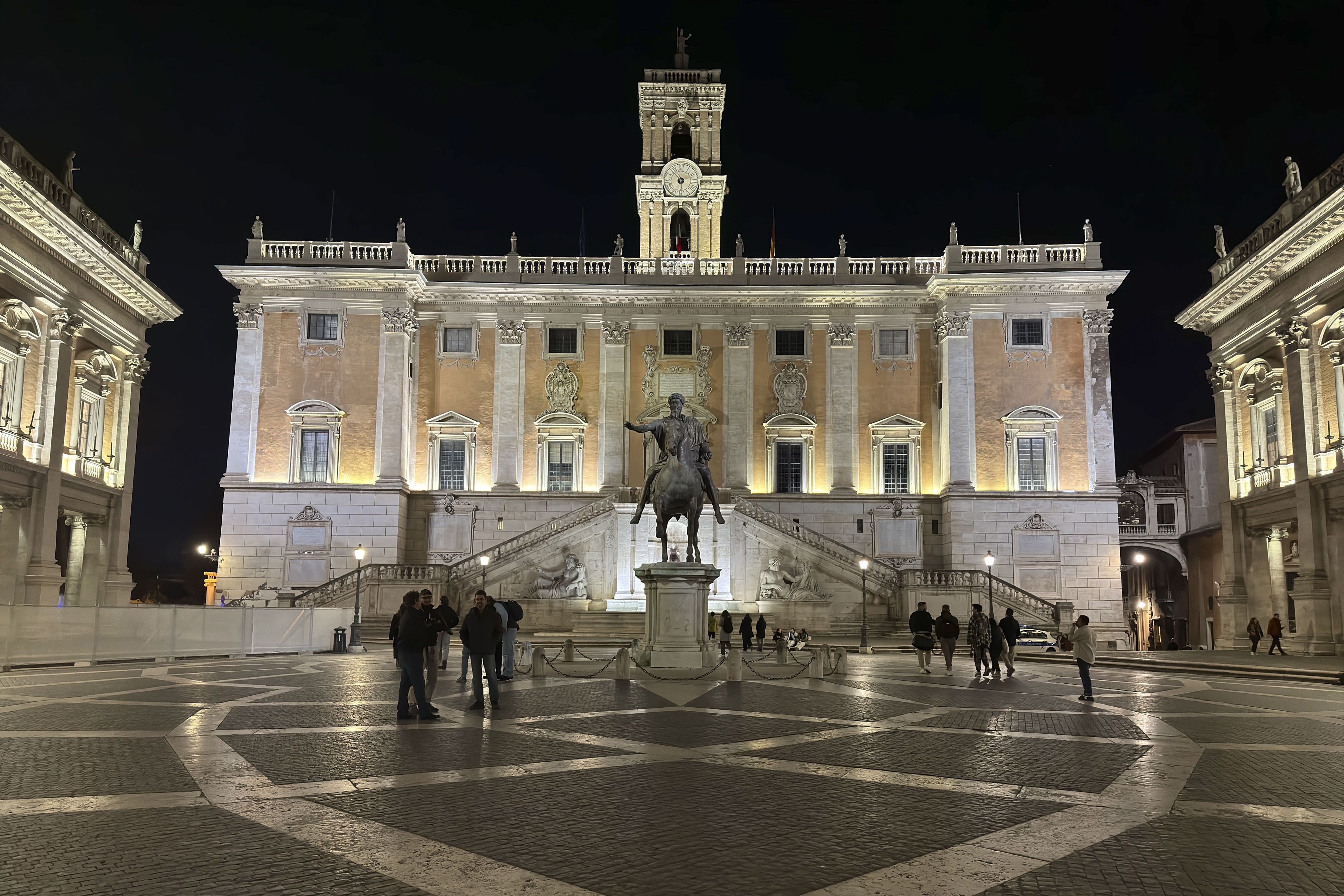 ROMA, 29/11/2024.- Vista de la Piazza del Campidoglio en Roma, cuyo alcalde, Roberto Gualtieri, asegura que "el turismo no es una amenaza" para la ciudad, a menos de un mes del inicio del Jubileo, el Año Santo en el que se prevé que más de 70 de millones de turistas y peregrinos visiten la capital italiana, "un gran desafío" que convertirá 2025 en "un año extraordinario". EFE/Daniel Cáceres