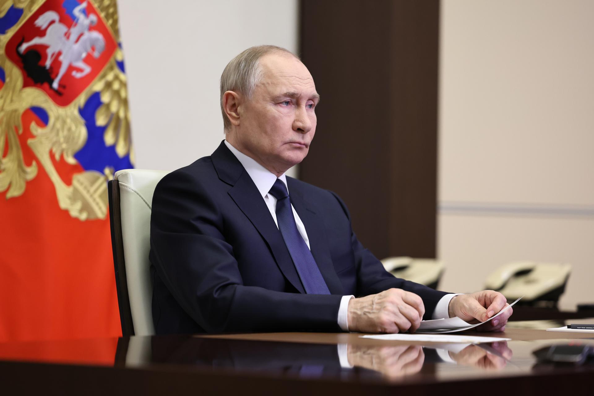Moscow (Russian Federation), 26/04/2025.- Russian President Vladimir Putin holds a videoconference meeting with Chief of the General Staff of the Russian Armed Forces, Valery Gerasimov, at the Novo-Ogaryovo residence near Moscow, Russia, 26 April 2025, to receive a report on the completion of a military operation to liberate Russia's Kursk region from Ukrainian forces. (Rusia, Ucrania, Moscú) EFE/EPA/ALEXANDER KAZAKOV/SPUTNIK/KREMLIN / POOL MANDATORY CREDIT
