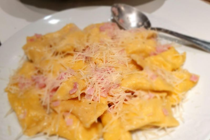 ¿Cómo preparar pasta rellena de queso a la carbonara?