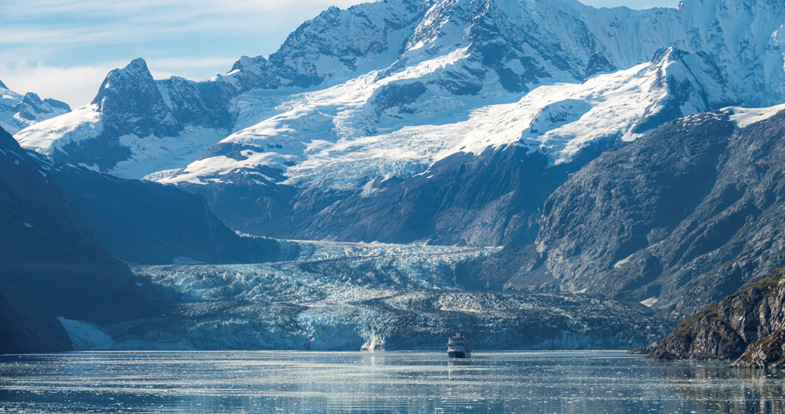 El Parque Nacional Glacier Bay, en Alaska es otro de los destinos más impresionantes, pues entre junio y comienzos de septiembre, es posible observar numerosas ballenas jorobadas y orcas en medio de un paisaje dominado por glaciares, fiordos y montañas cubiertas de hielo. Durante la primavera también pasan por estas aguas las ballenas grises en migración.
