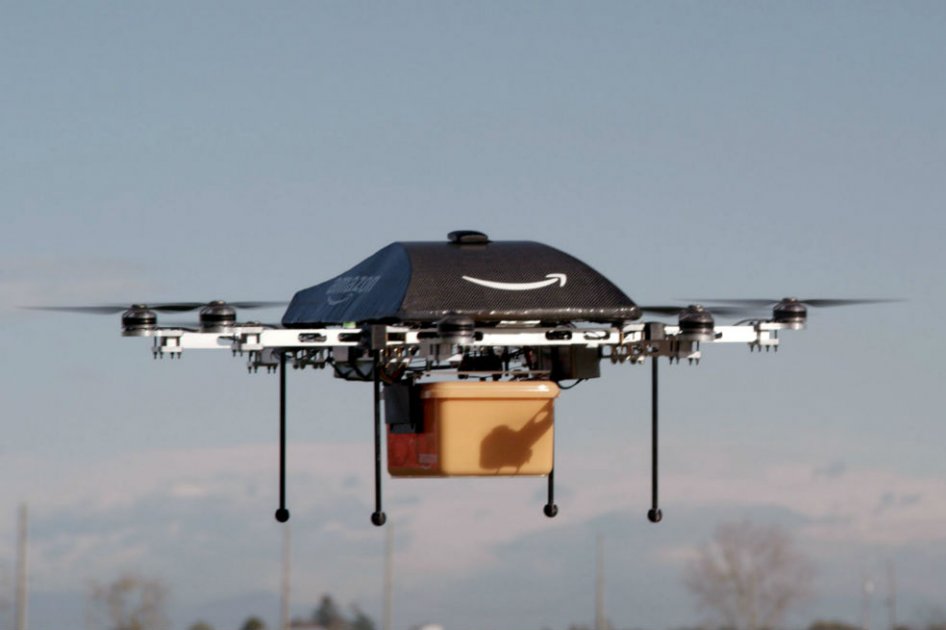 El CEO de Amazon, Jeff Bezos, reveló que su compañía estaba mirando hacia el futuro con planes para utilizar las mini-drones para entregar paquetes pequeños.